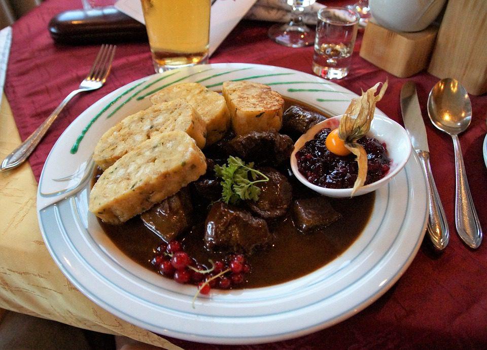 Vadpörkölt egy étterem kínálatában