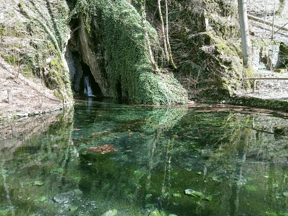 Színesen pompázik a tó a Szalajka völgyben